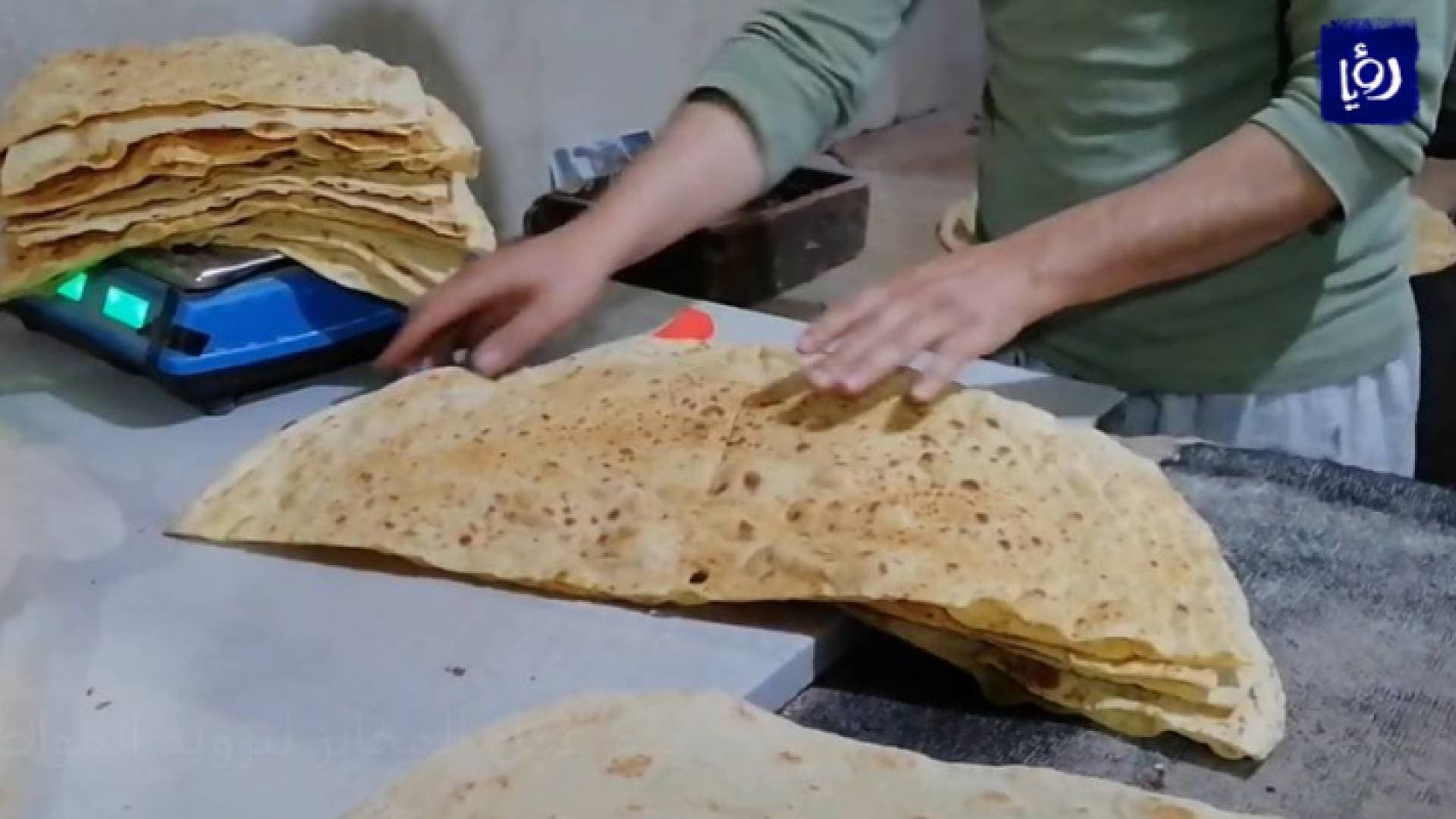 بدء العمل في المخابز لتزويد المواطنين بالخبز عبر طرق التوصيل المختلفة.. فيديو