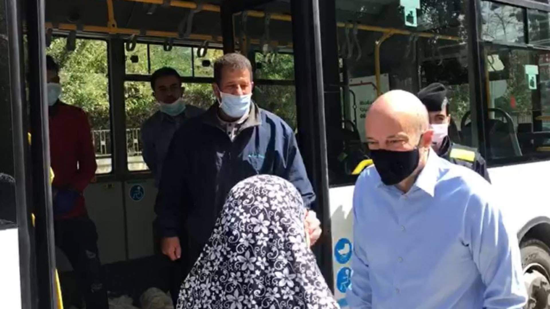 الرزاز يتفقد عملية توزيع الخبز على المواطنين من خلال باصات عمان.. فيديو