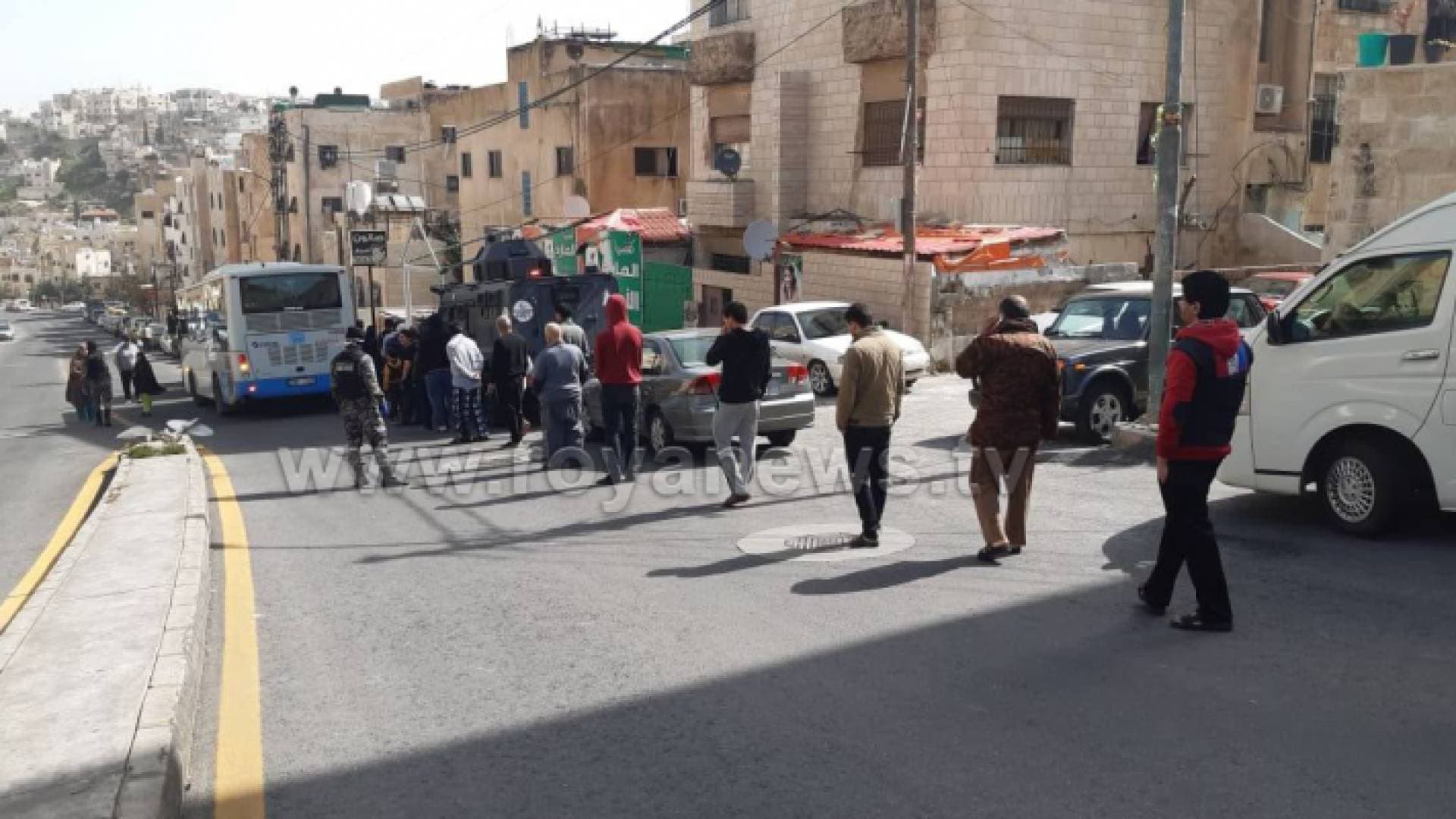 أمانة عمان تبدأ توزيع مادة الخبز للمواطنين بواسطة حافلات- فيديو