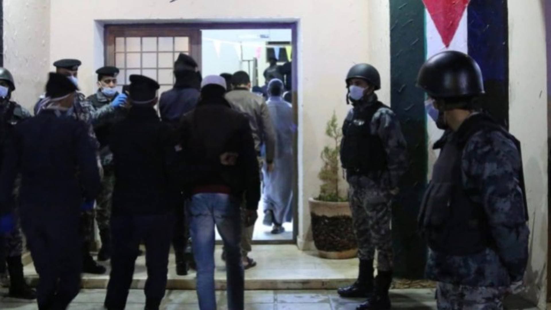 الامن: ضبط 430 مركبة و 385 شخصا خالفوا اوامر الحظر الخميس