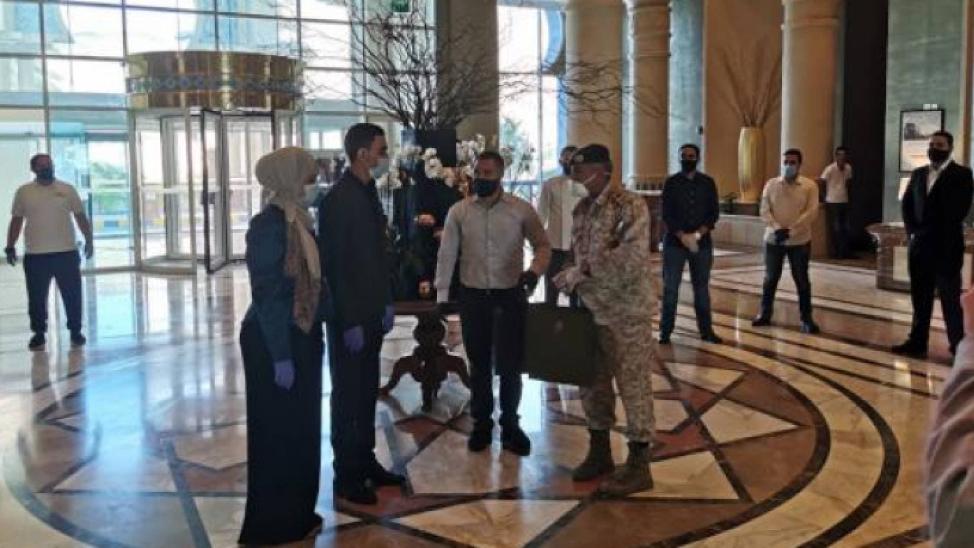 هدية ملكية لعريس أردني وعروسته تزوجا بأحد فنادق الحجر الصحي - فيديو