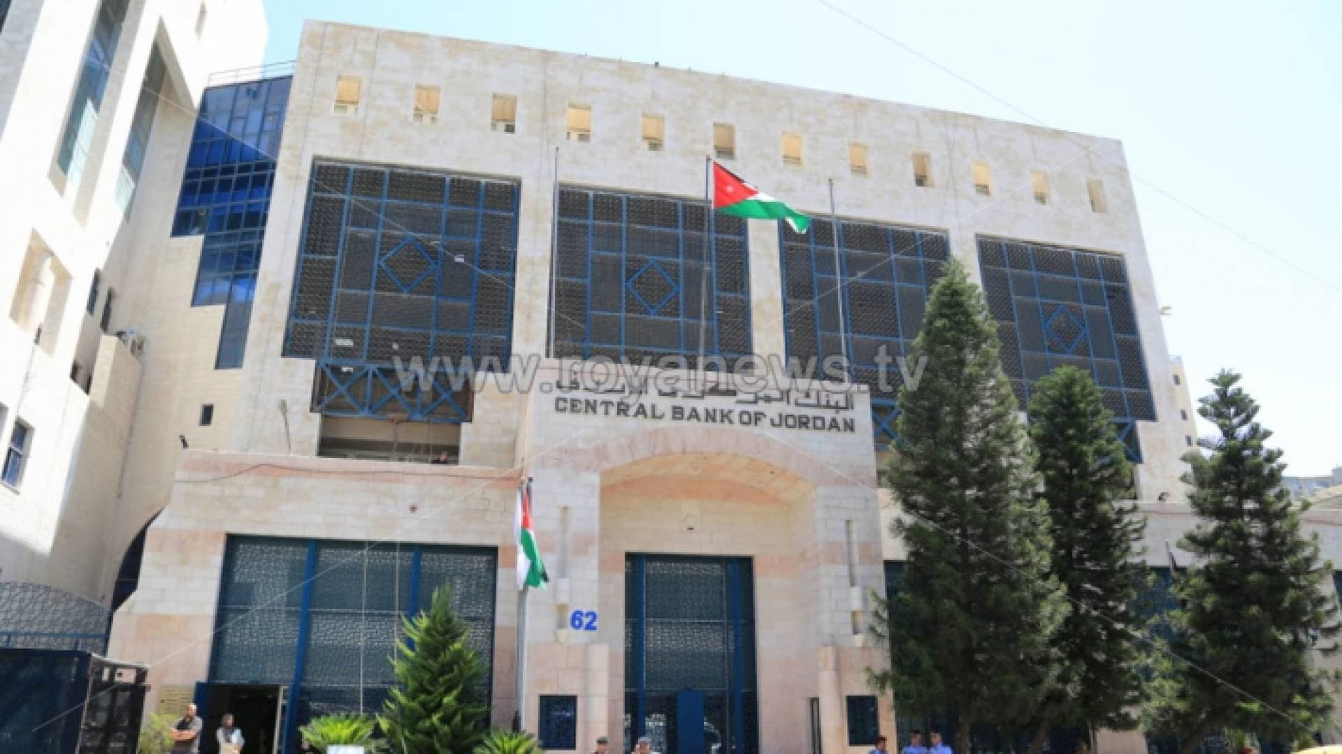الحكومة: لن يتم فتح البنوك وشركات الصرافة للتجار أو المواطنين قبل يوم الاثنين
