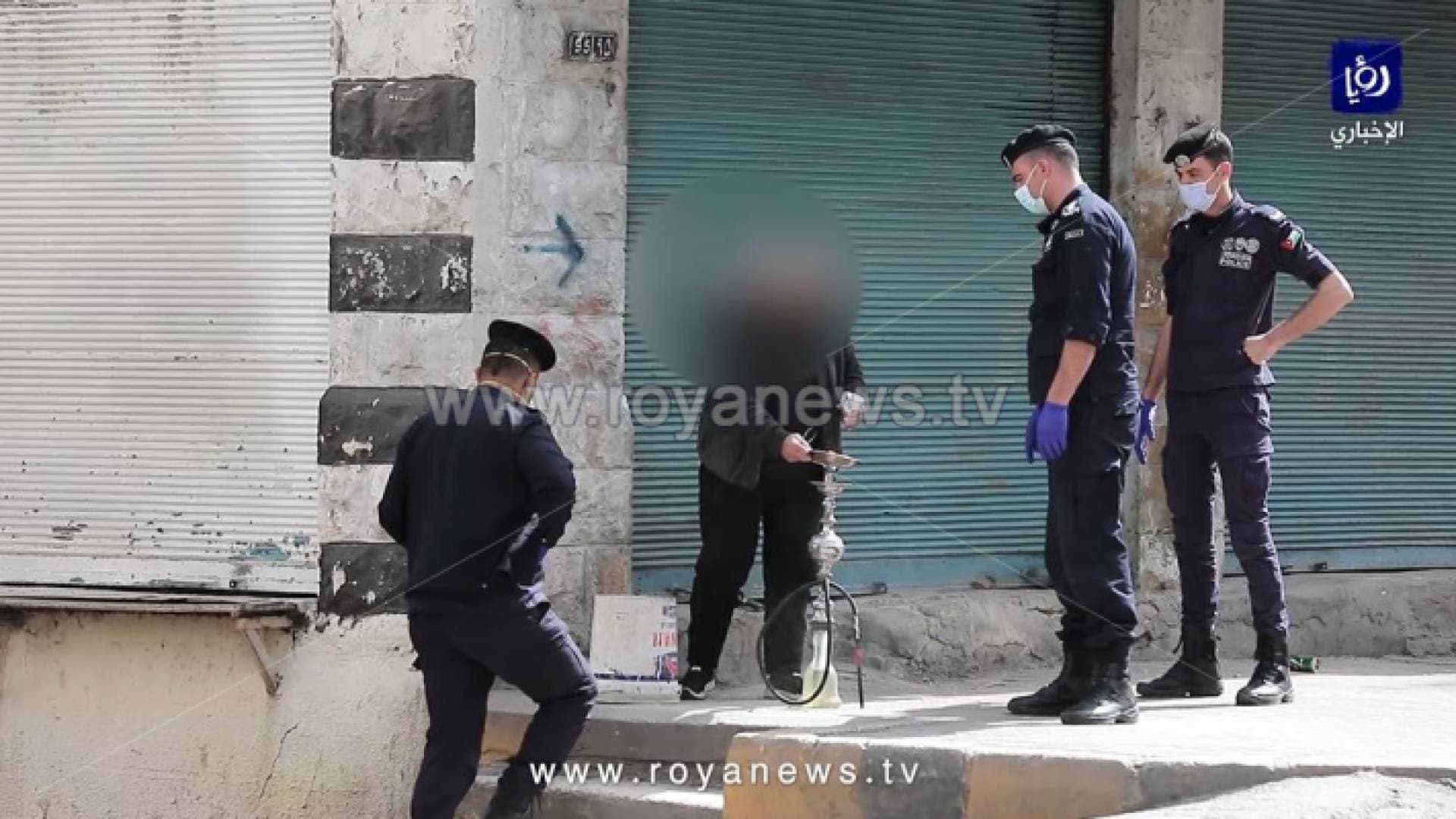 الأمن يضبط مواطنا يشرب الأرجيلة في وسط البلد بعمان وهذا ما حدث - فيديو