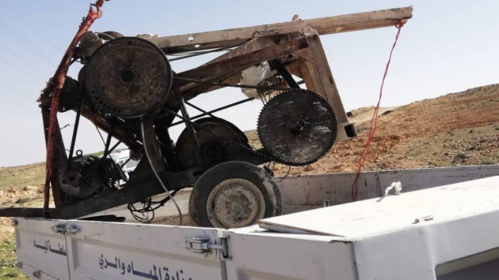 ضبط حفارة كهربائية مخالفة وردم بئر وتوقيف مالك المزرعة في معان - صور