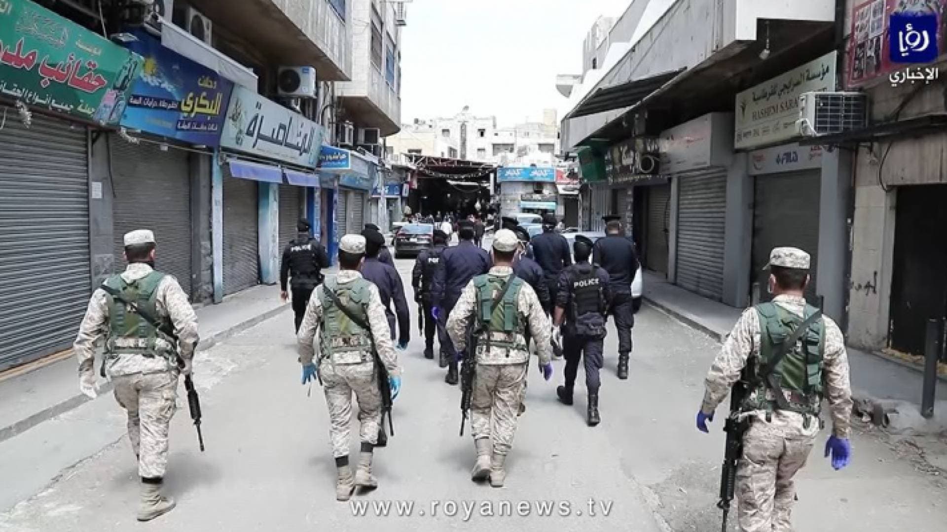 اغلاق سوق الخضار بوسط البلد أمام الأشخاص غير الملتزمين بتعليمات مواجهة كورونا.. فيديو