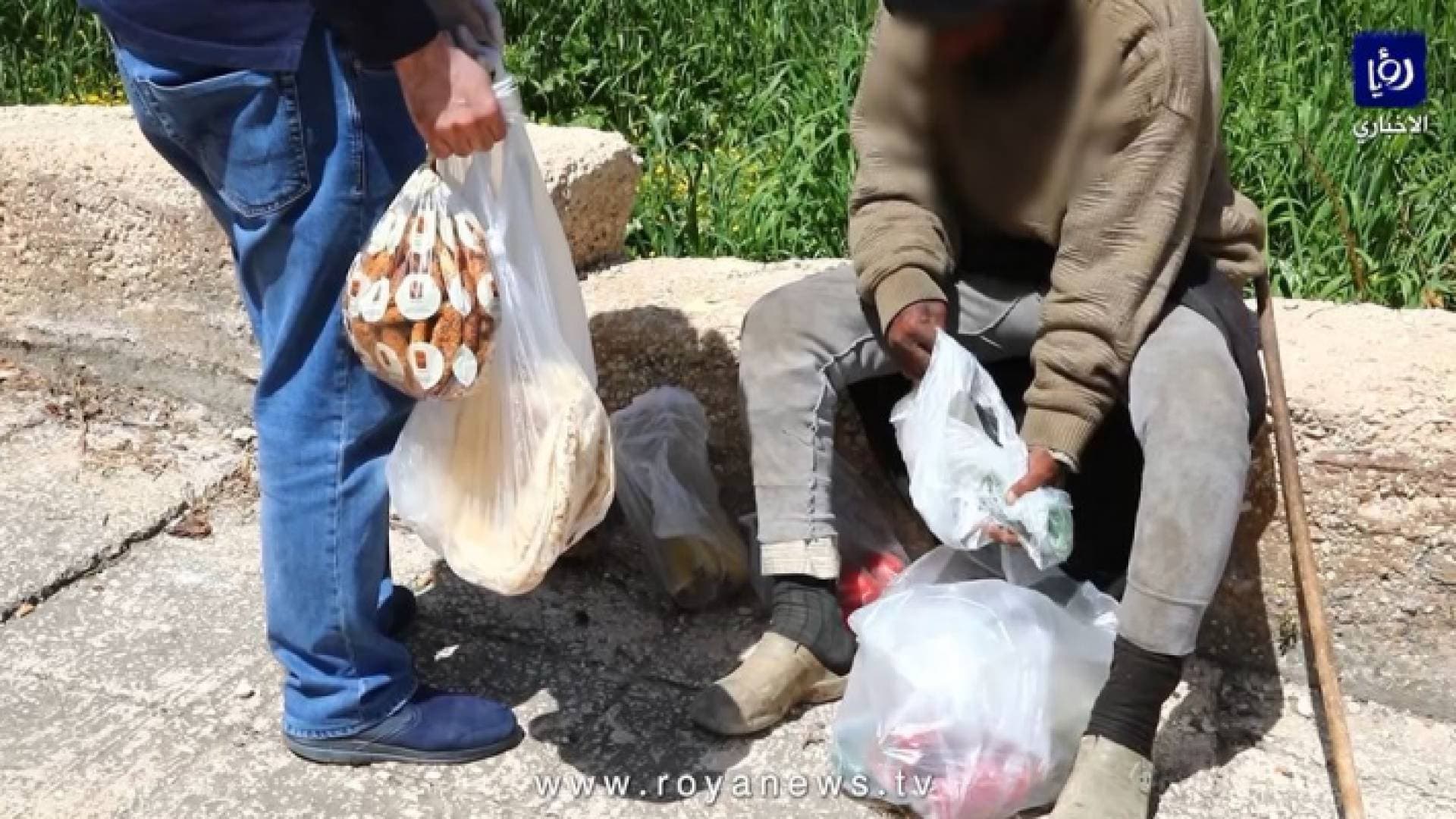 أردني "هائم على وجهه" يضرب أروع الأمثلة على "القناعة" في زمن الكورونا.. "ما بخذ غير حاجتي".. فيديو