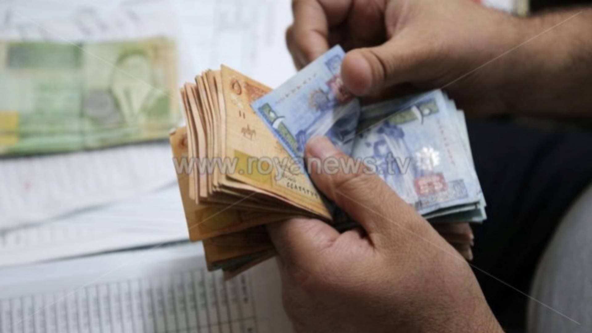 الحكومة توقف الزيادات والمكافآت وعلاوة العمل الإضافي وبدلات التنقل