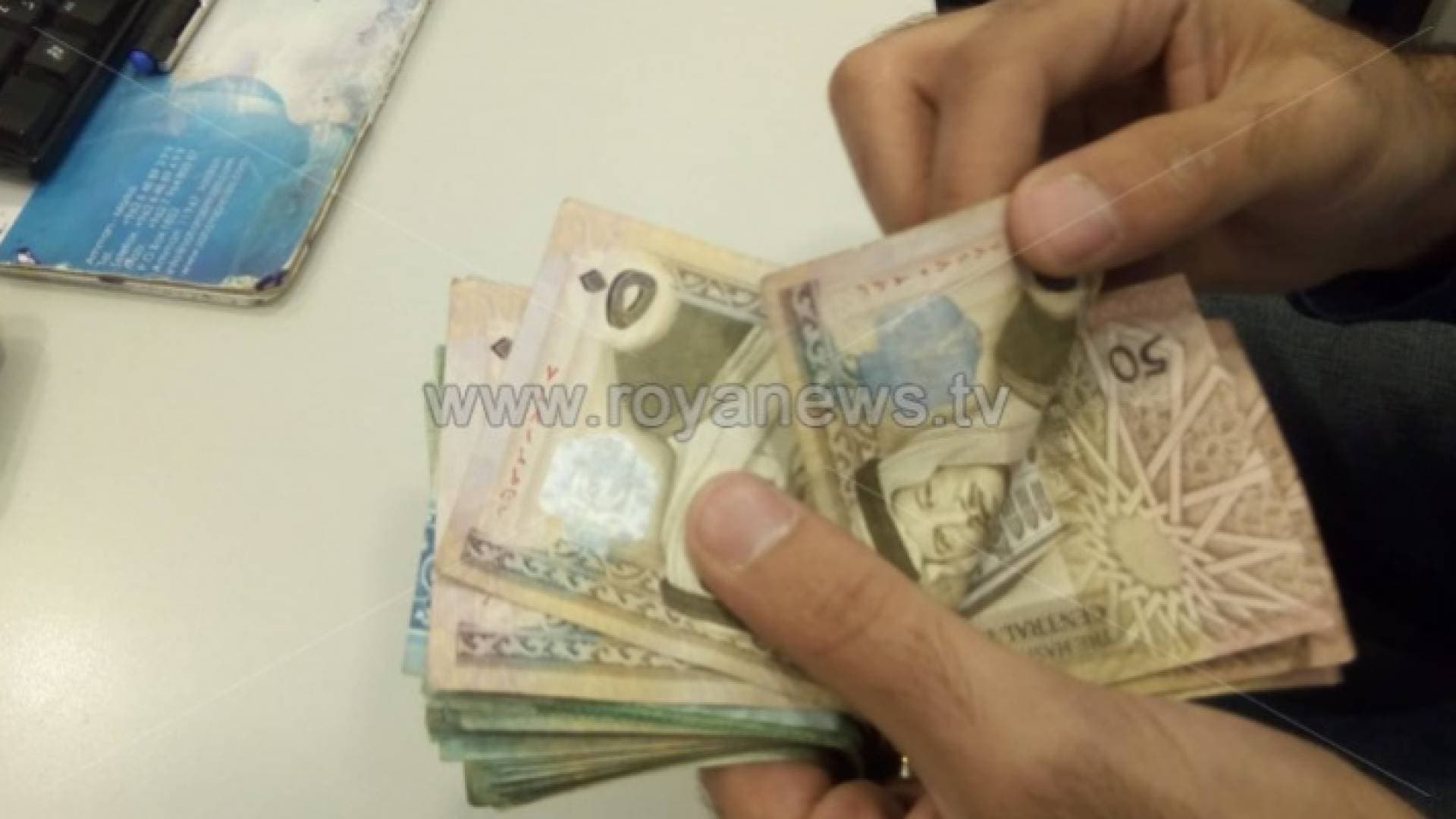 إيضاح صادر عن "العمل" حول كيفية الحصول على الراتب تنفيذا لأمر الدفاع (9)