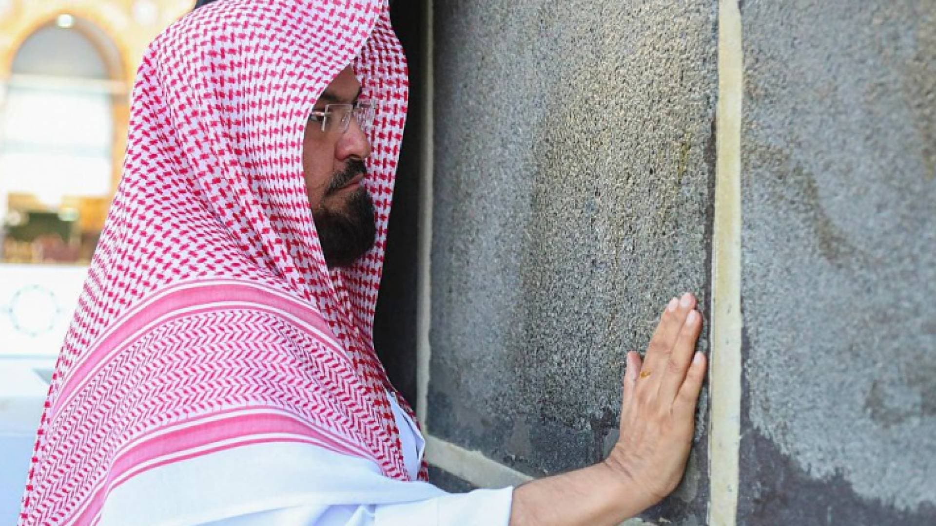 الشيخ السديس يشارك في غسل الكعبة المشرفة وتعقيمها وتطييبها.. صور