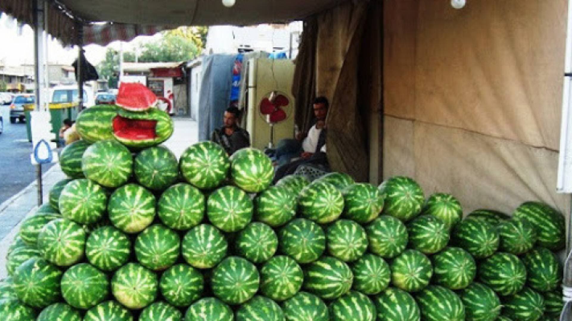 البطيخ.. سلاحك السري للوقاية من العطش في رمضان
