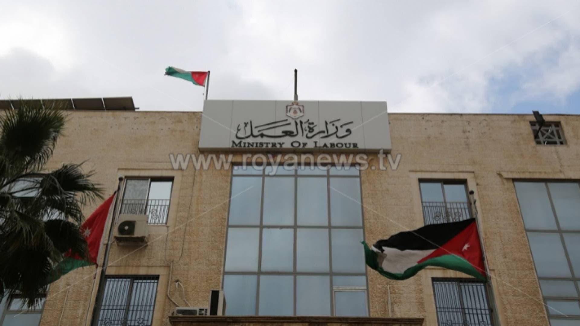 العمل تؤكد شمول عائلات العمالة الوافدة المغادرة من الاعفاءات المالية