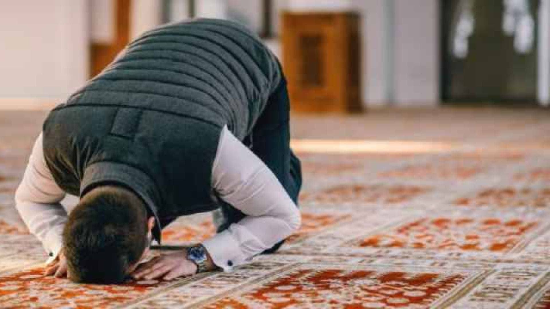 الأردنيون يؤدون صلاة عيد الفطر في منازلهم بسبب وباء كورونا