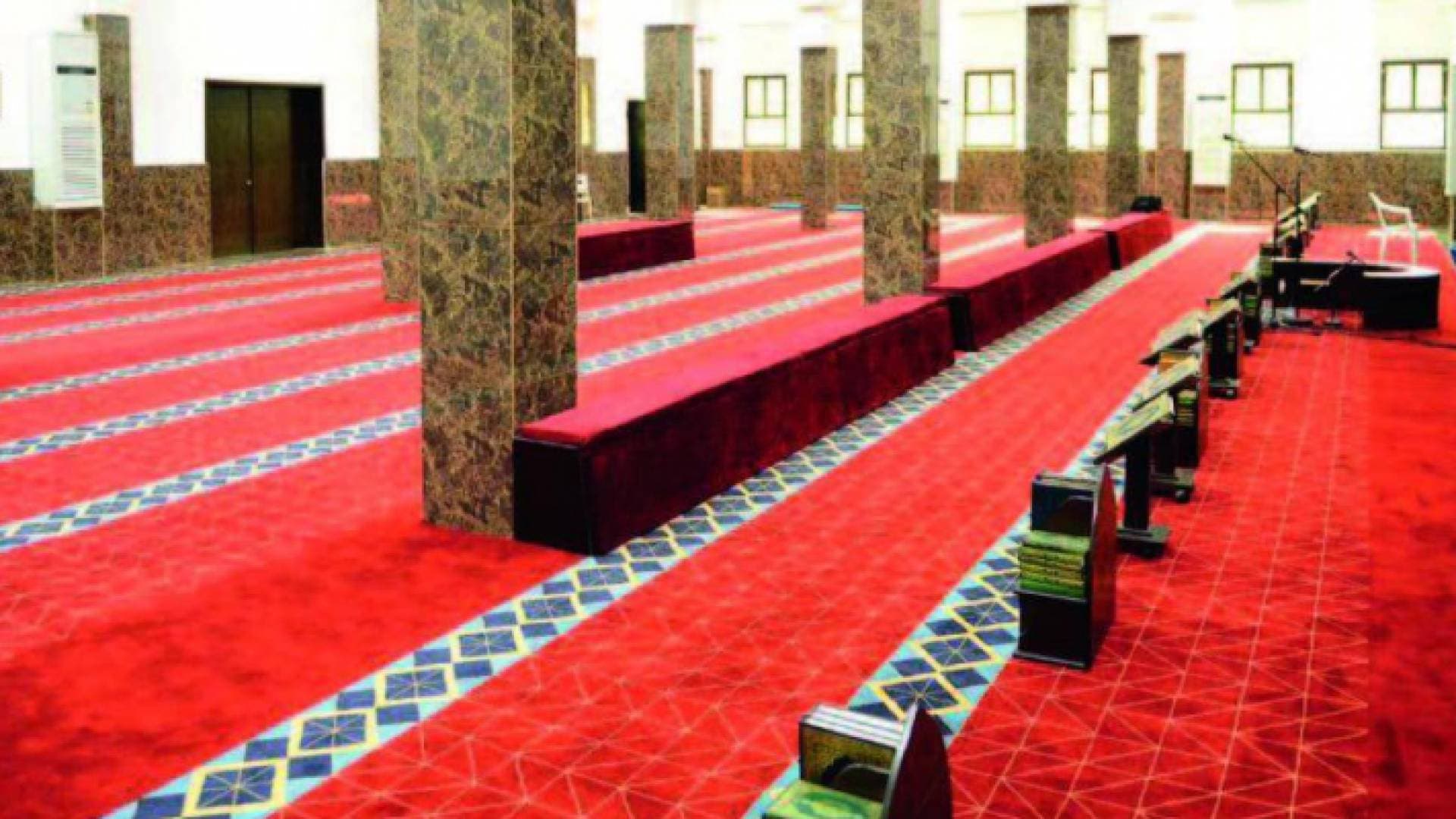 وزير الشؤون الإسلامية السعودي يلوم إماما على تغيير سجاد جامع من نوع فاخر