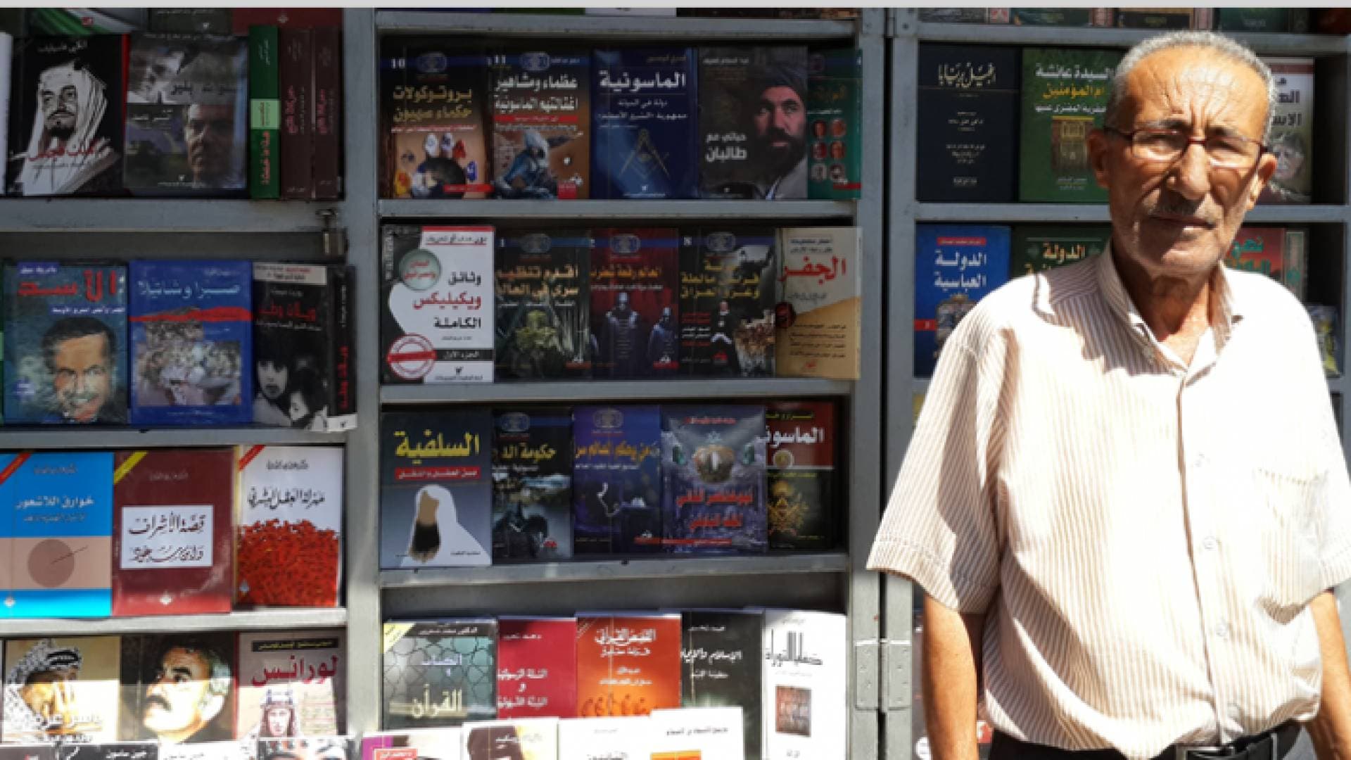 الملك يطمئن على صحة "حسن أبو علي" صاحب كشك الثقافة