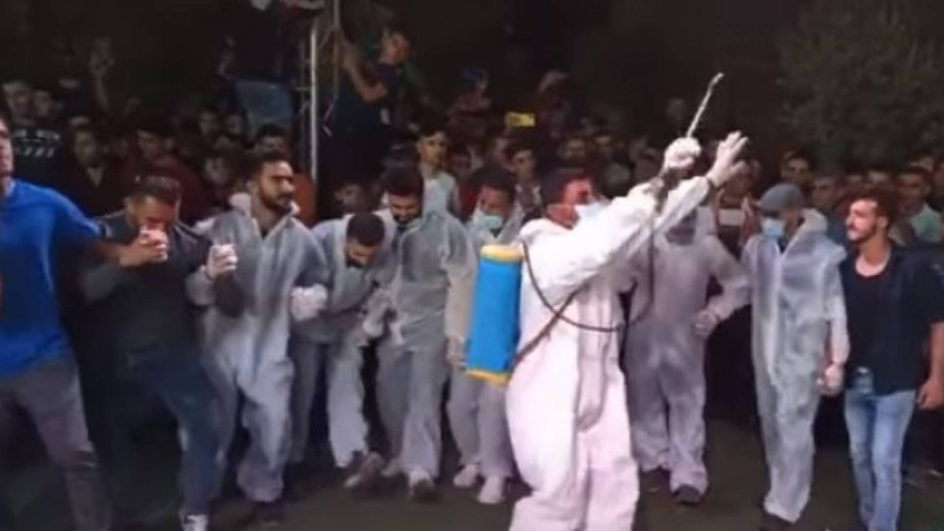 الفلسطينيون يتحدون الوباء ويخترعون "دبكة كورونا" لإتمام أعراسهم "فيديو"