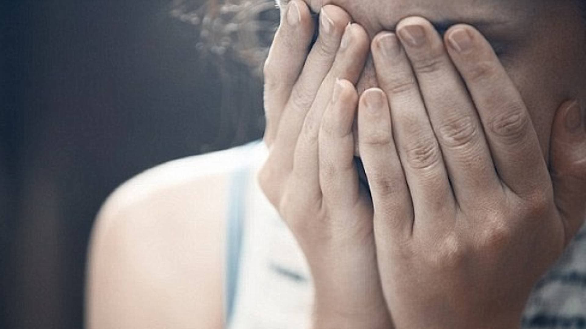 جريمة بشعة تهز المجتمع الفلسطيني .. أب يغتصب طفلته برفقة ثلاثة شبان