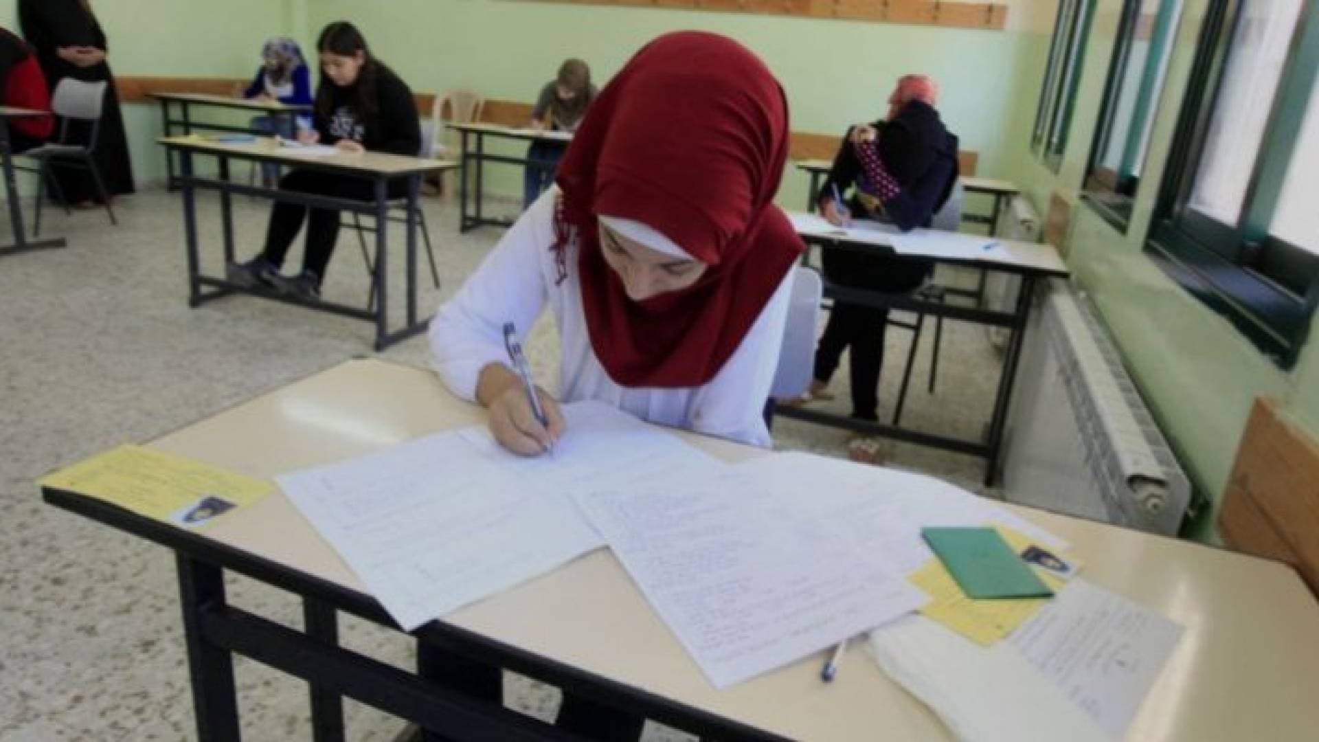 وزير التربية: زيادة أجور العاملين في امتحان "التوجيهي" - فيديو