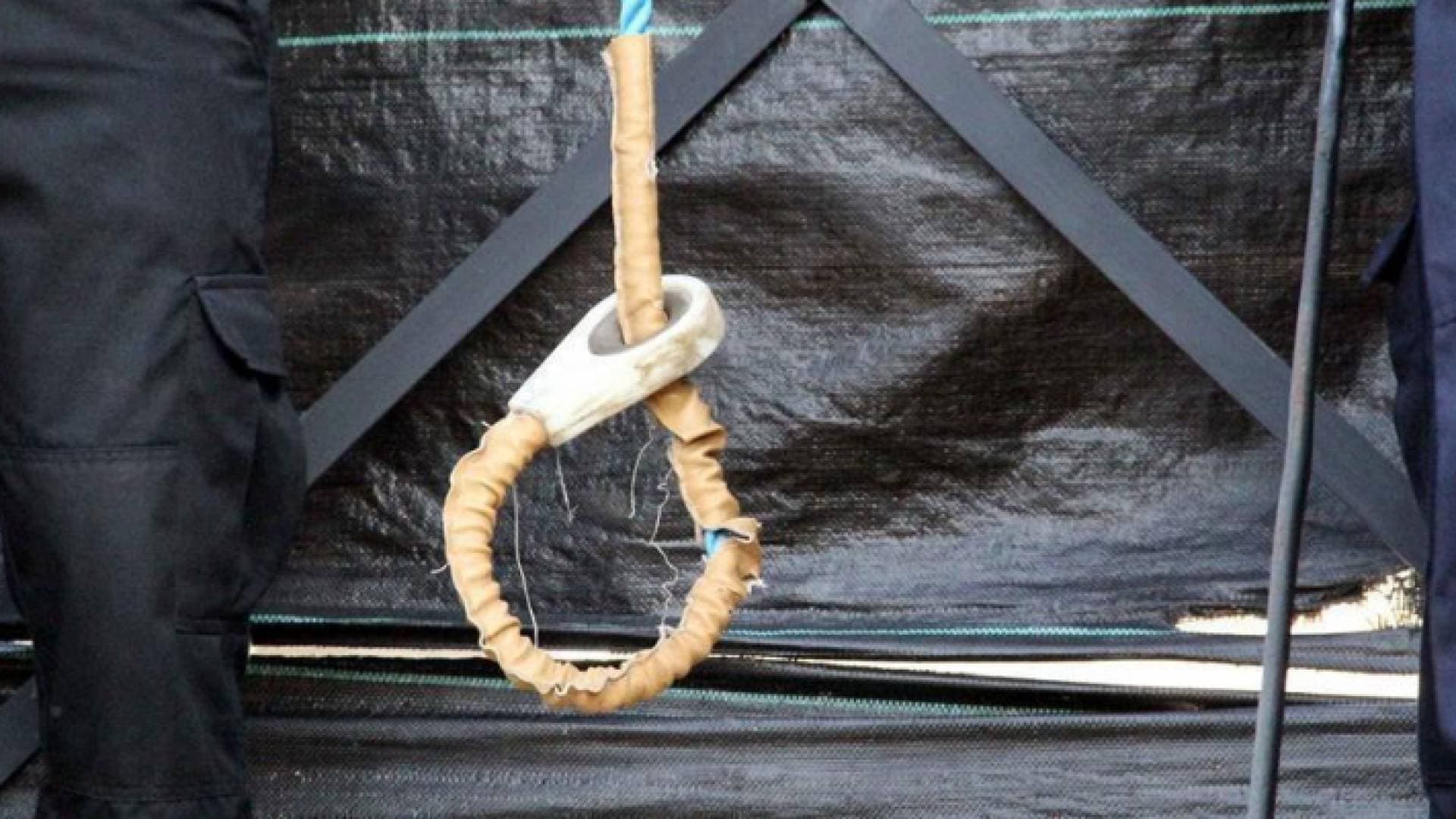 الاعدام شنقا لأم مصرية أرضعت طفلتها مادة كاوي.. تفاصيل