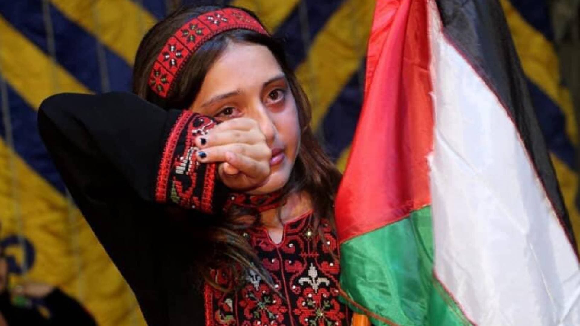 الطفلة سلوى شعت.. تخفي دموعها بالعلم الفلسطيني بعد سماعها اسم والدها الشهيد - صور