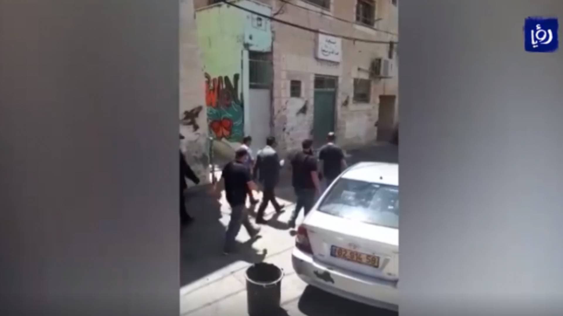 في إطار سياسة الاحتلال التهويدية.. حملة اعتقالات ومداهمات في القدس - فيديو
