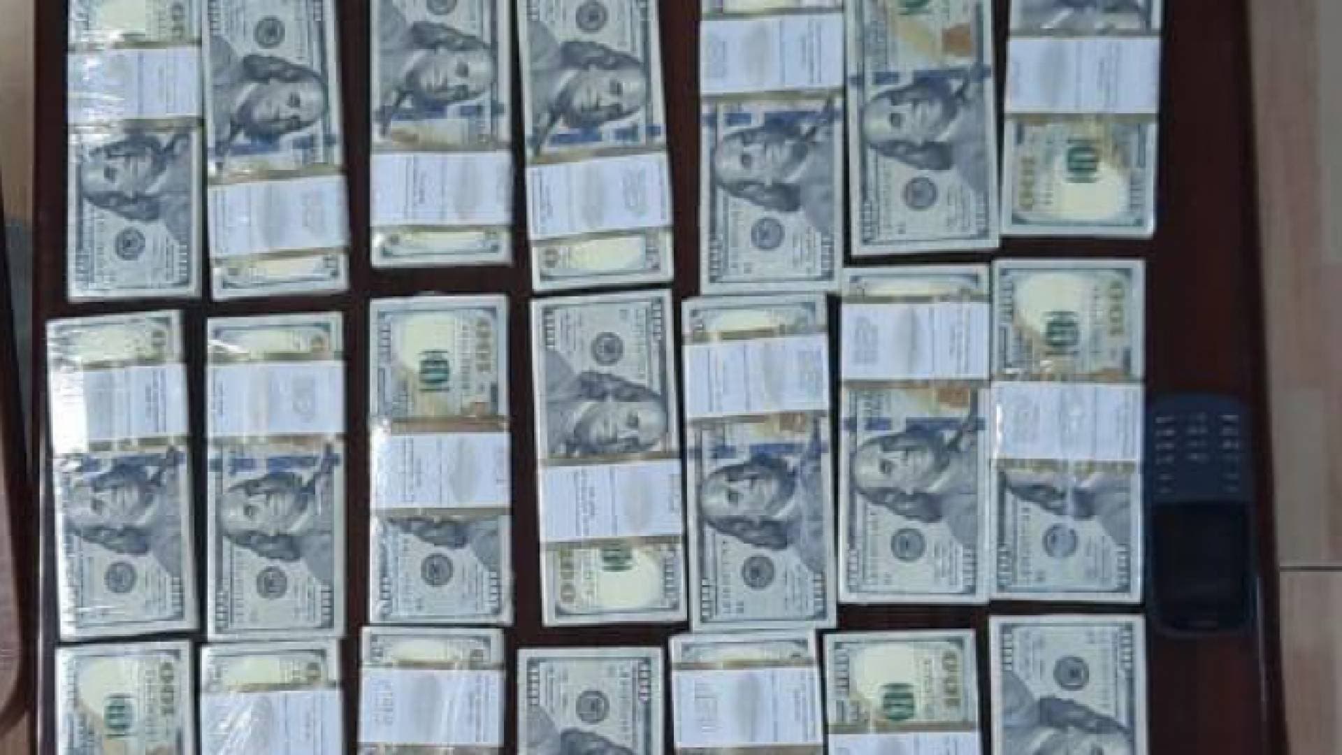 البحث الجنائي يحبط محاولة احتيال باستخدام أوراق نقد مزيفة بنحو نصف مليون دولار