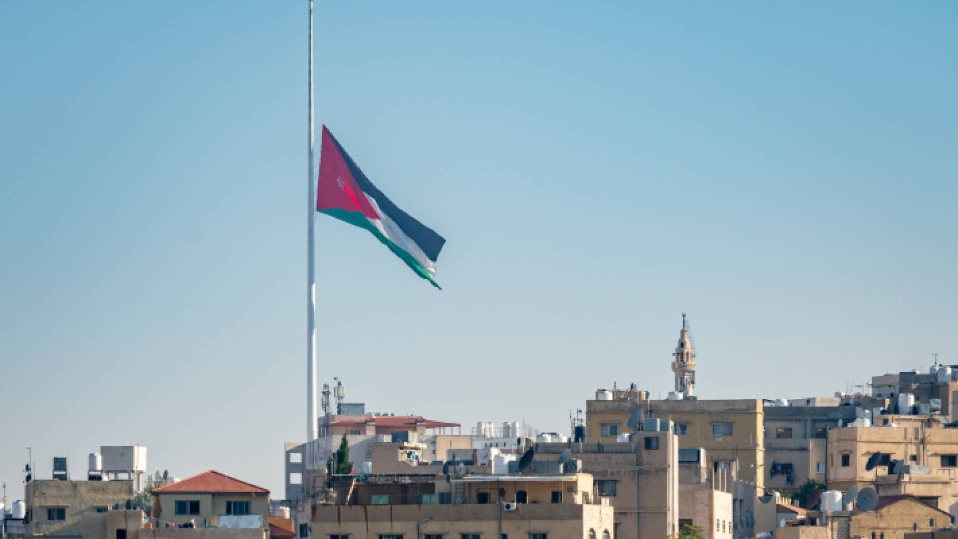 الديوان الملكي ينكس علم السارية ثلاثة أيام حدادا على ضحايا انفجار مرفأ بيروت