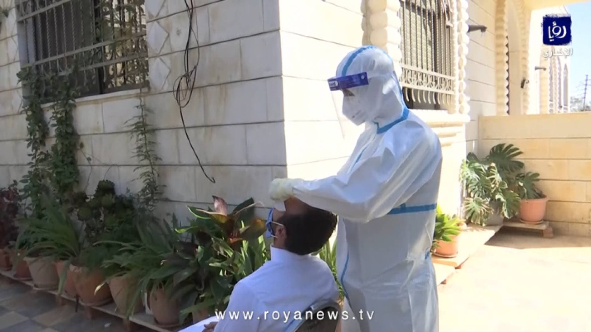 رؤيا ترافق فرق التقصي الوبائي خلال سحب عينات من مخالطين لمصابي كورونا في عمان.. فيديو