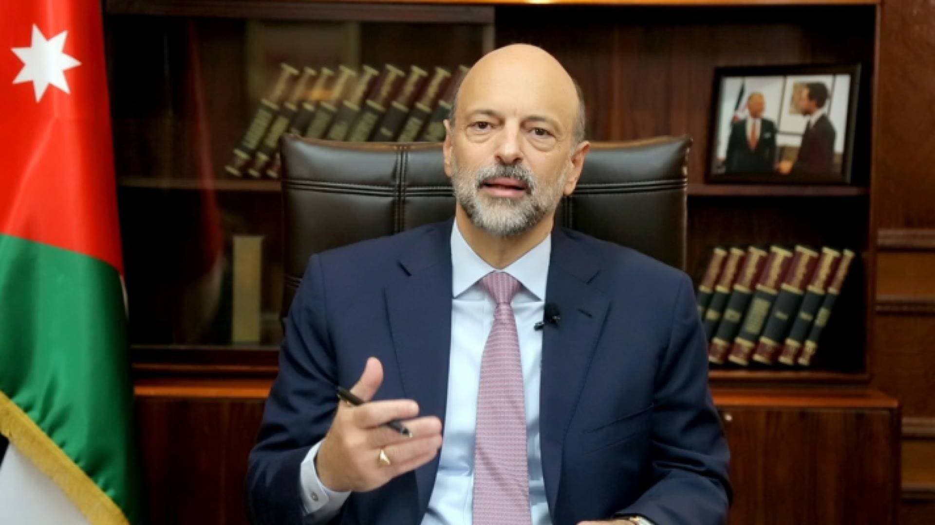 الرزاز يدعو الأردنيين للتعايش مع جائحة كورونا ويؤكد أن الحظر والإغلاق "غير مجديين".. فيديو