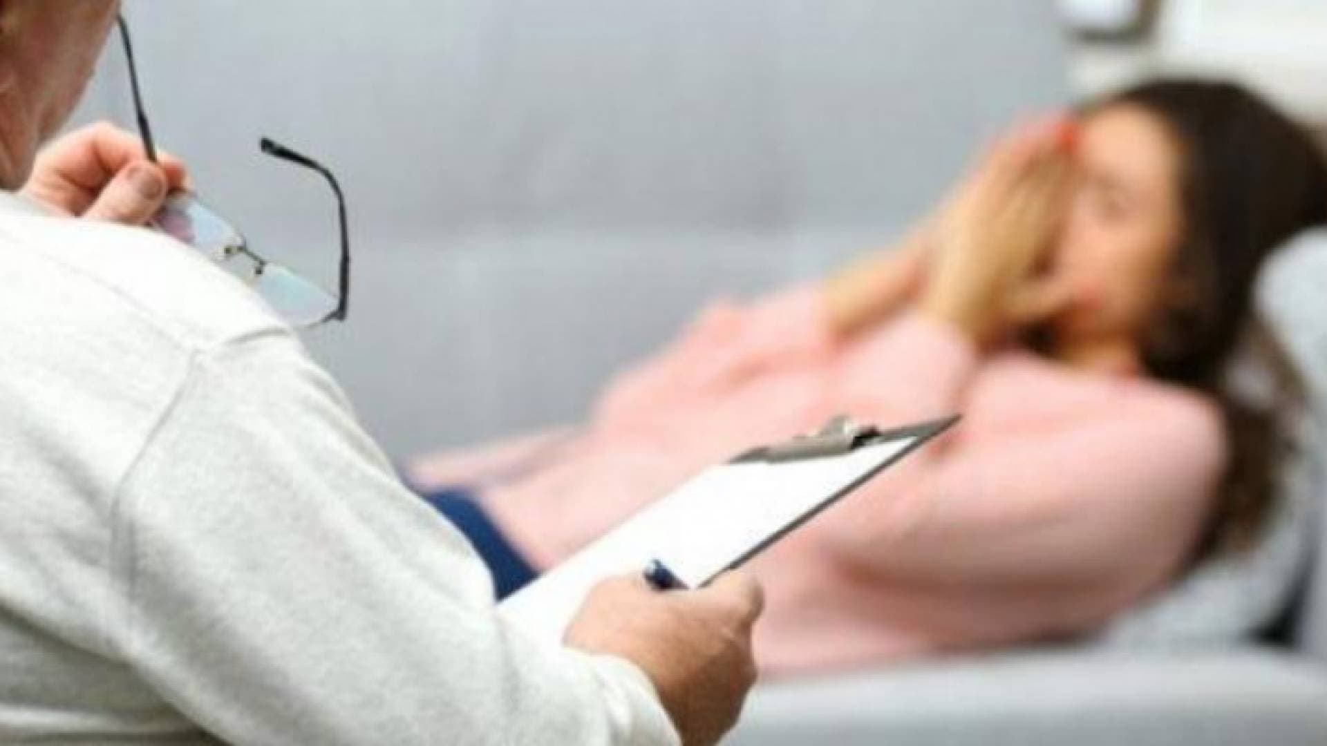 تحرك في مصر بسبب طبيب مشهور يعالج المريضات بالأحضان الساخنة والقبلات
