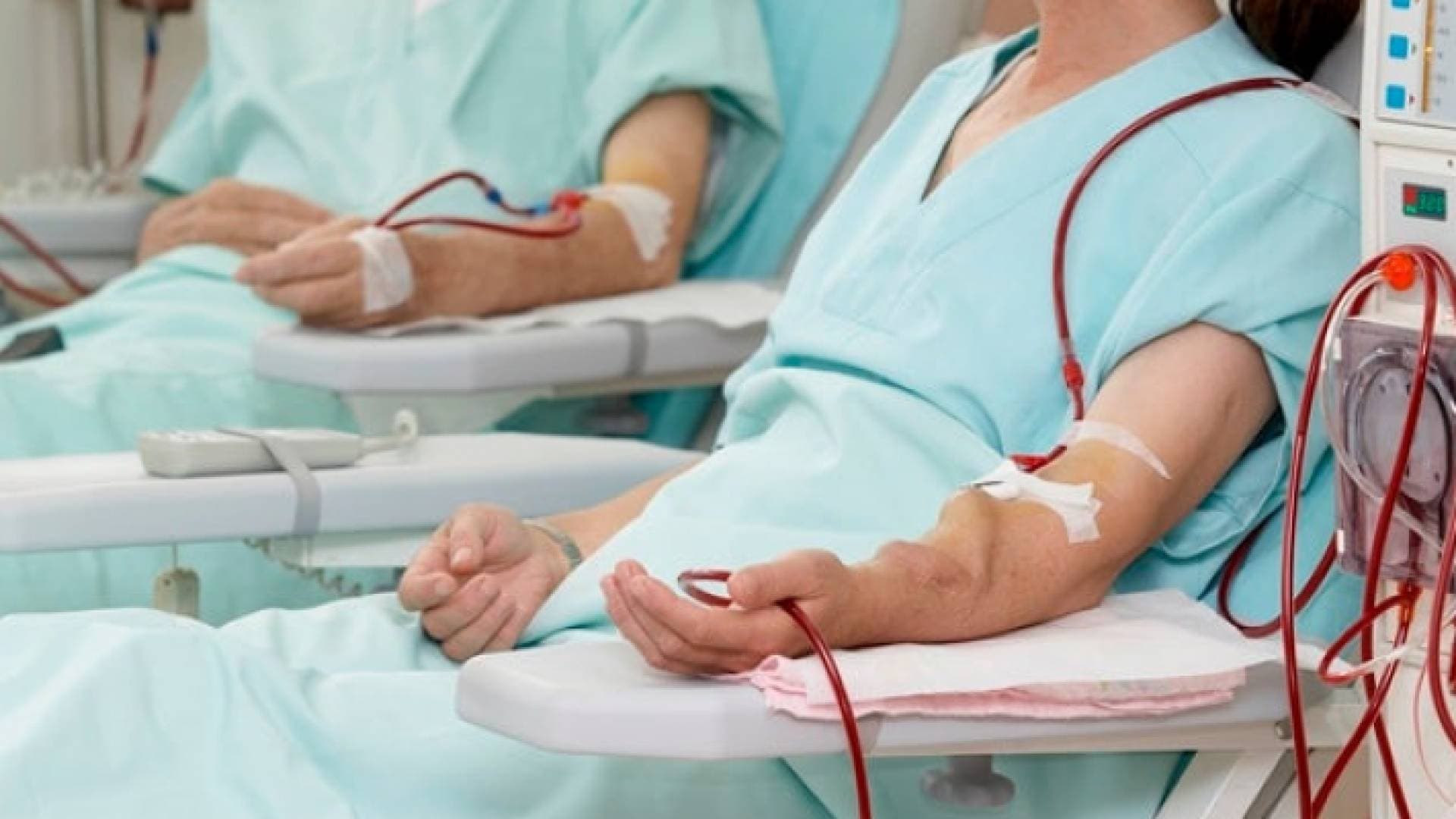 أطباء الكلى في مستشفى الأمير حمزه يركبون وصلات غسيل كلى لمريضين بكورونا