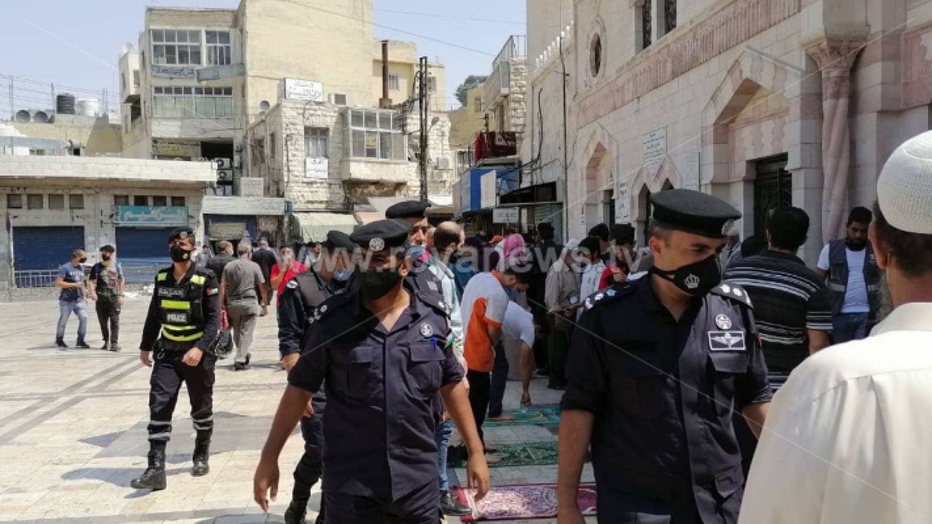 الأمن يواصل حملاته التوعوية والرقابية امام مساجد الأردن.. فيديو