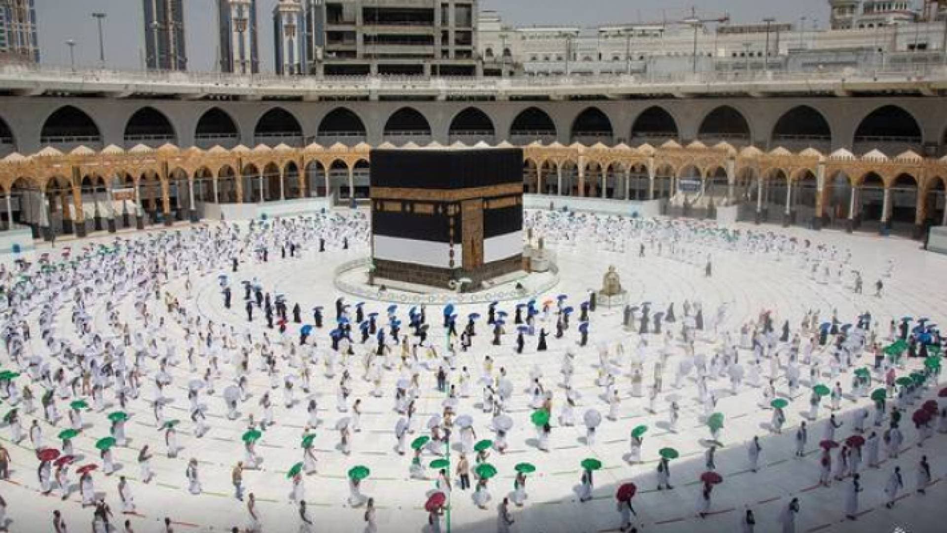 السعودية تعلن خطة لإعادة أداء العمرة تدريجيا