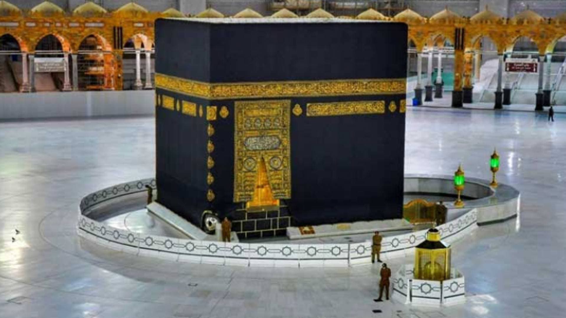 السعودية تمنع الوصول للكعبة والحجر الأسود للحد من كورونا