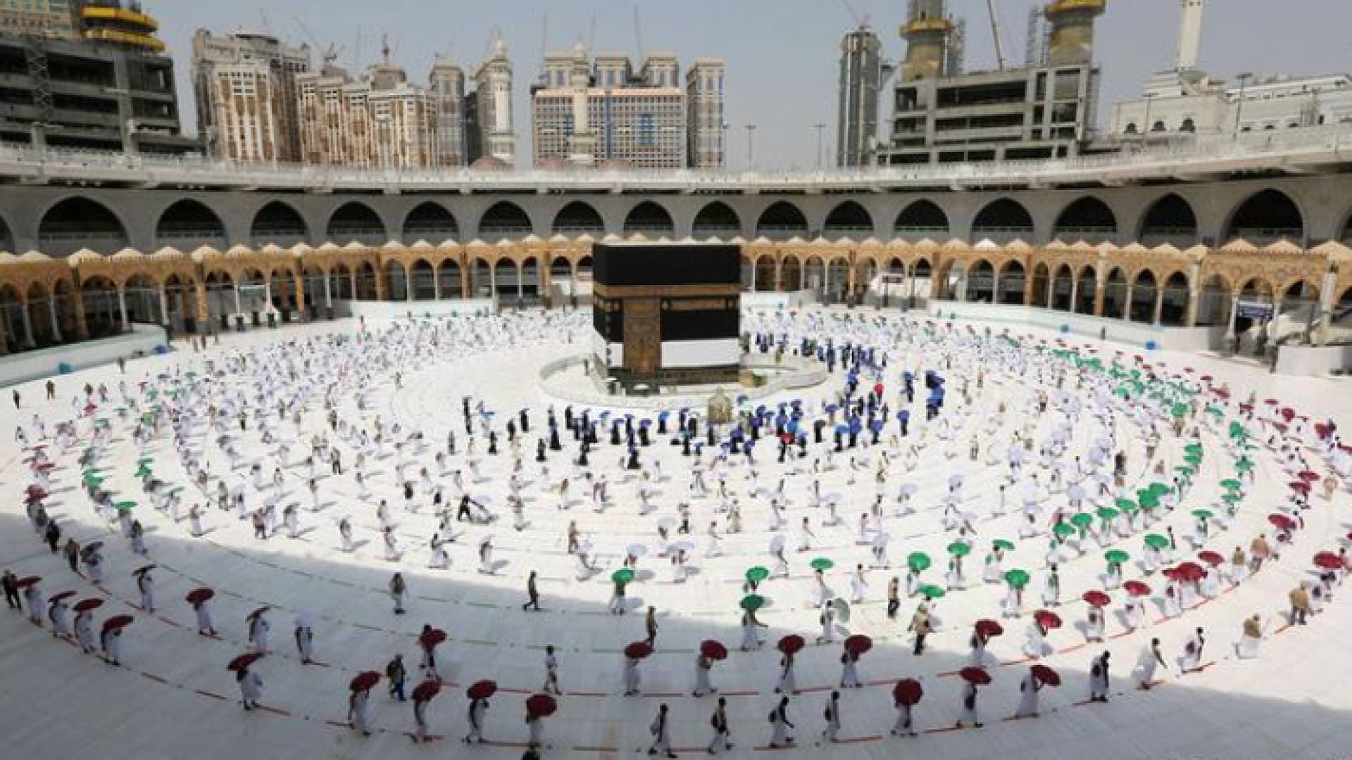 السعودية تستأنف أداء العمرة تدريجيا مع إجراءات احترازية