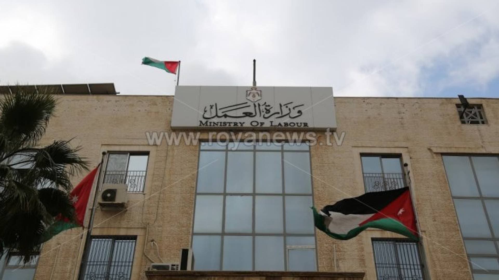 وزارة العمل: صاحب العمل ملزم بتجديد عقود العاملين محددة المدة لفترة مساوية لمدة العقد الأخير