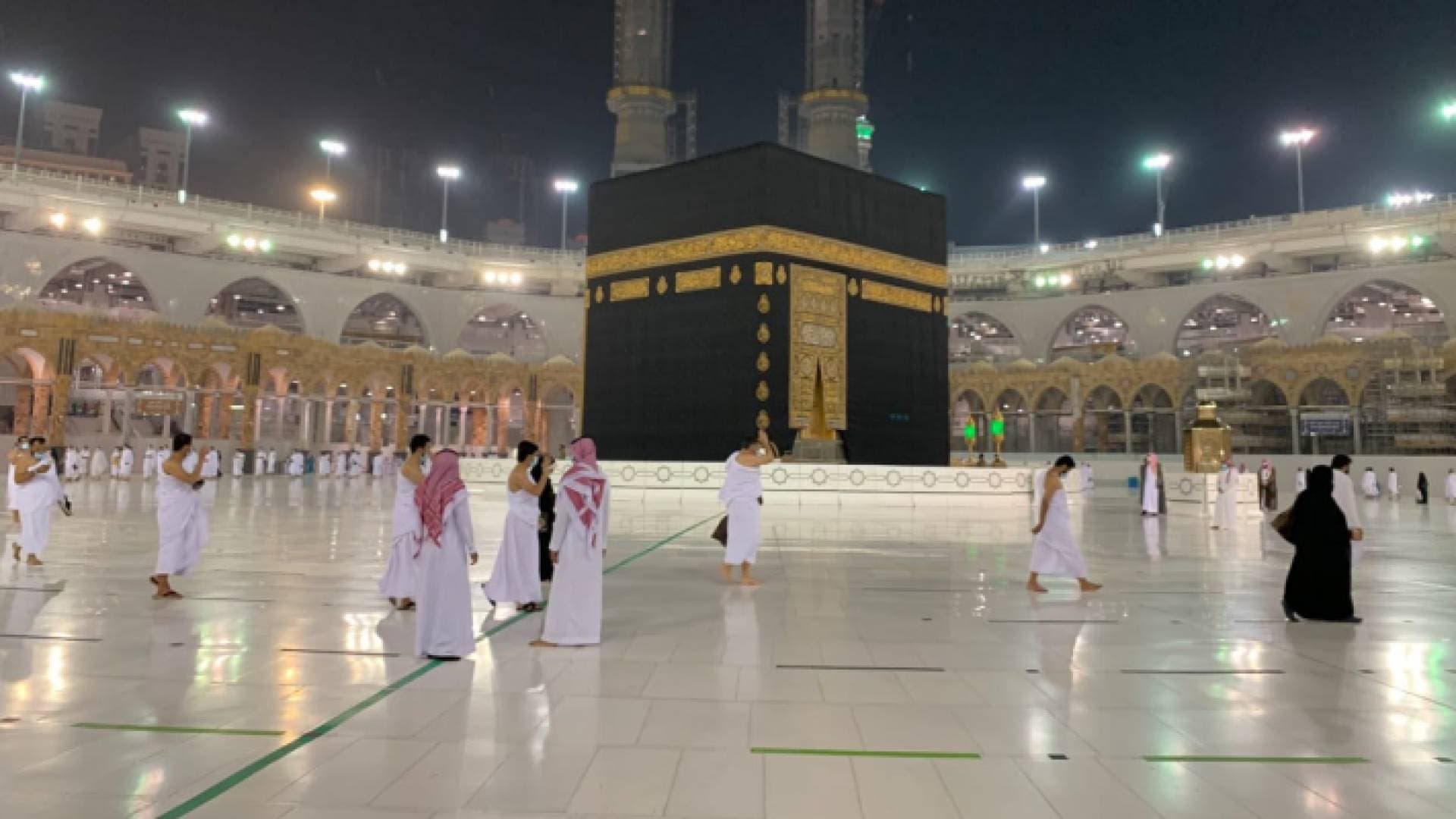 المسجد الحرام يستقبل أولى أفواج المعتمرين وسط إجراءات احترازية - فيديو وصور