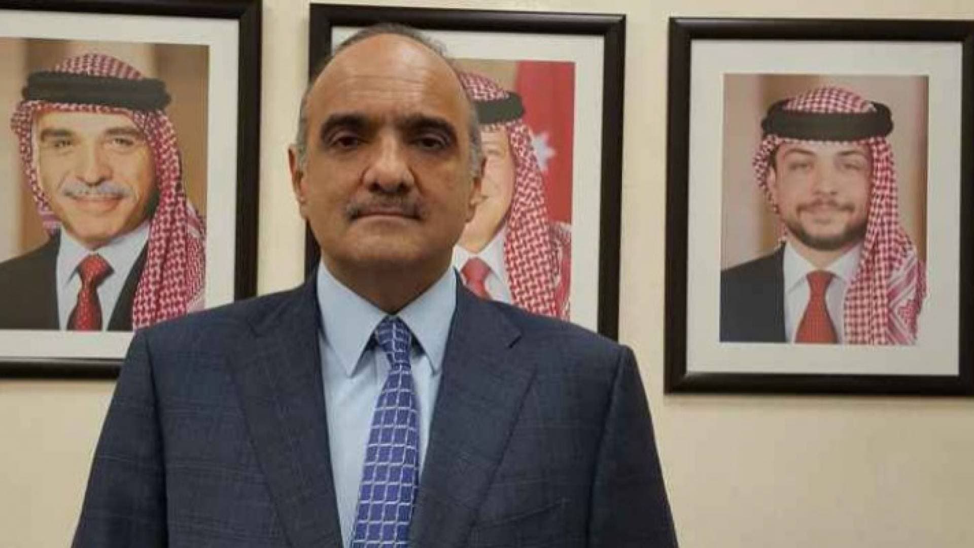 الخصاونة يزور فتى الزرقاء في مدينة الحسين الطبية