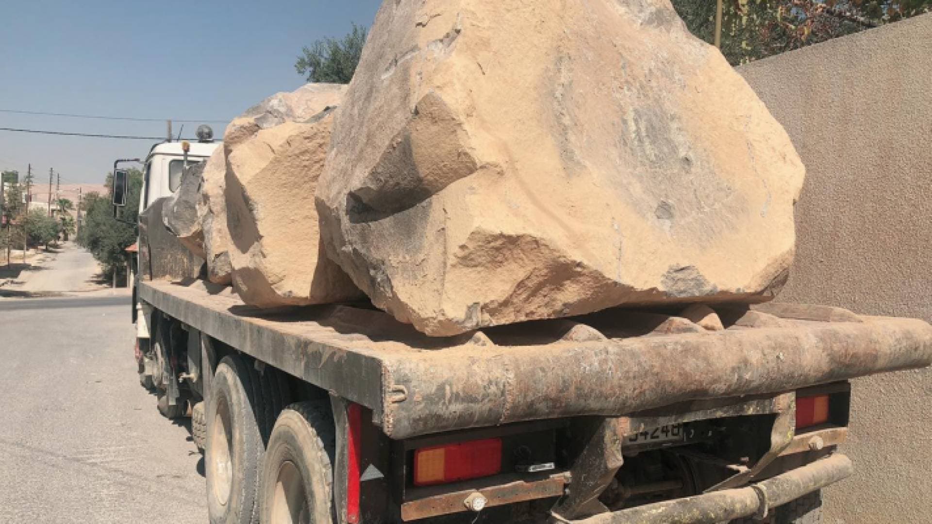 ضبط شاحنتين محملتين بالبازلت المخالف من الخربة السمرا