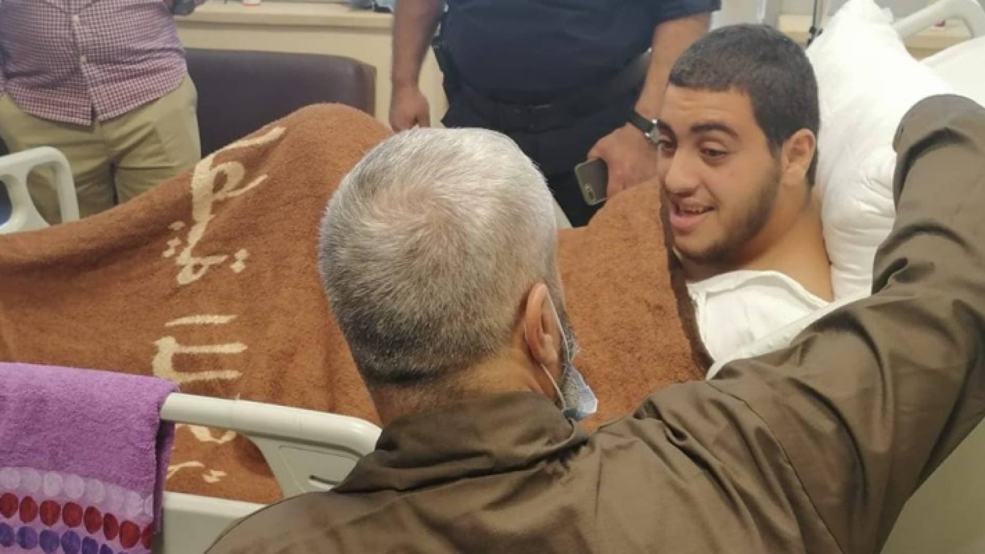 الأمن يسمح لوالد الفتى صالح من زيارة ابنه داخل المسشتفى.. فيديو
