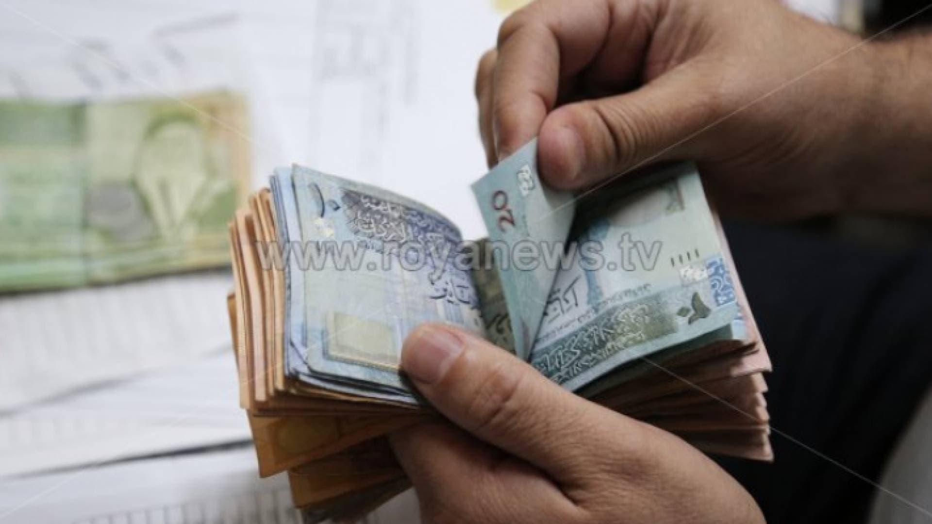 بعد إغلاق الحضانات.. دعوة لتخصيص راتب للجدة التي ترعى حفيدها في الأردن