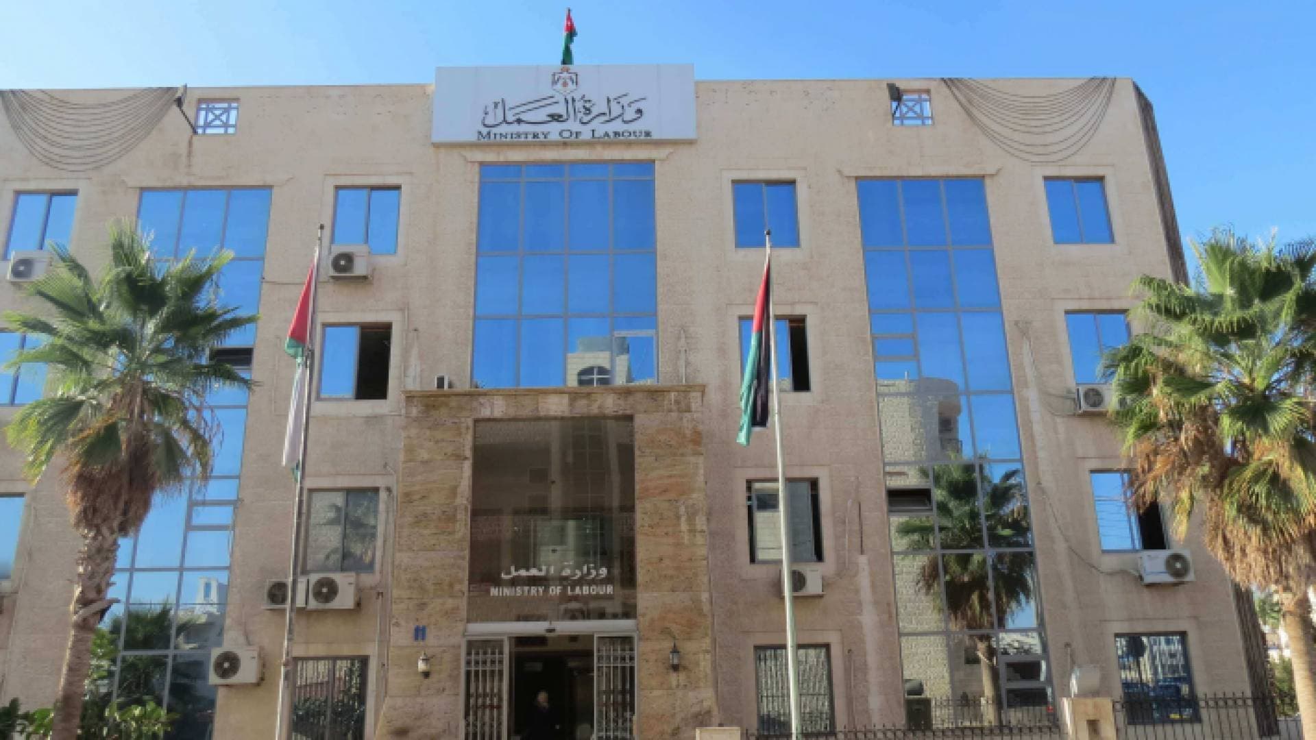 وزارة العمل تعلن قائمة القطاعات الأكثر تضررا من جائحة كورونا خلال الشهر الحالي