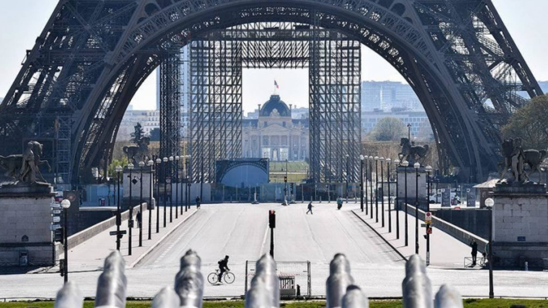 فرنسا قيد الإغلاق وأكثر من ١٠ ملايين إصابة بكورونا مثبة بالفيروس في أوروبا