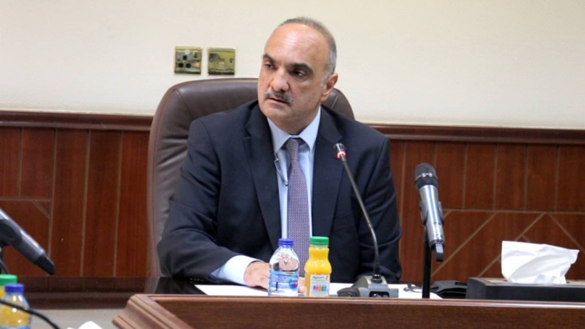 الخصاونة يؤكد ضرورة توفير السلع والخدمات قبل الحظر الشامل