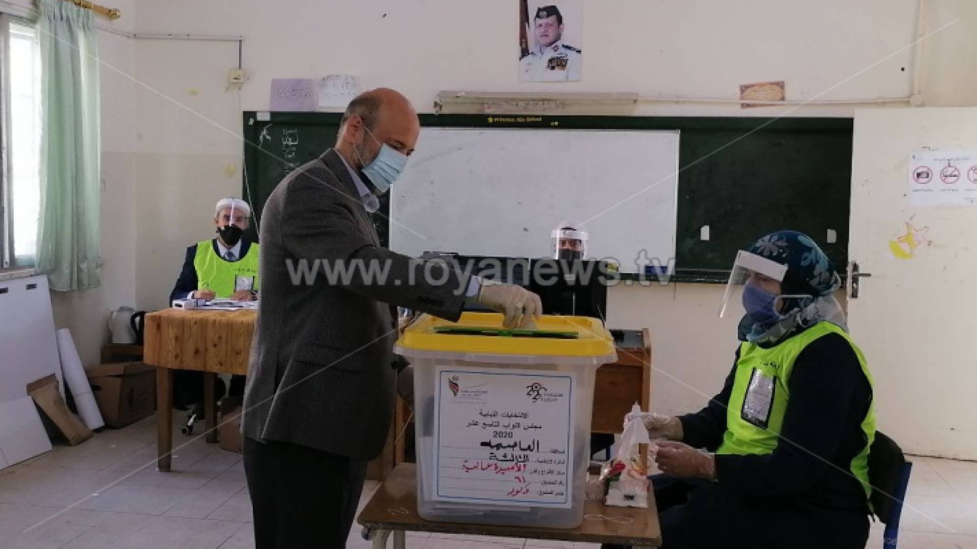 الرزاز يمارس حقه الدستوري.. صور
