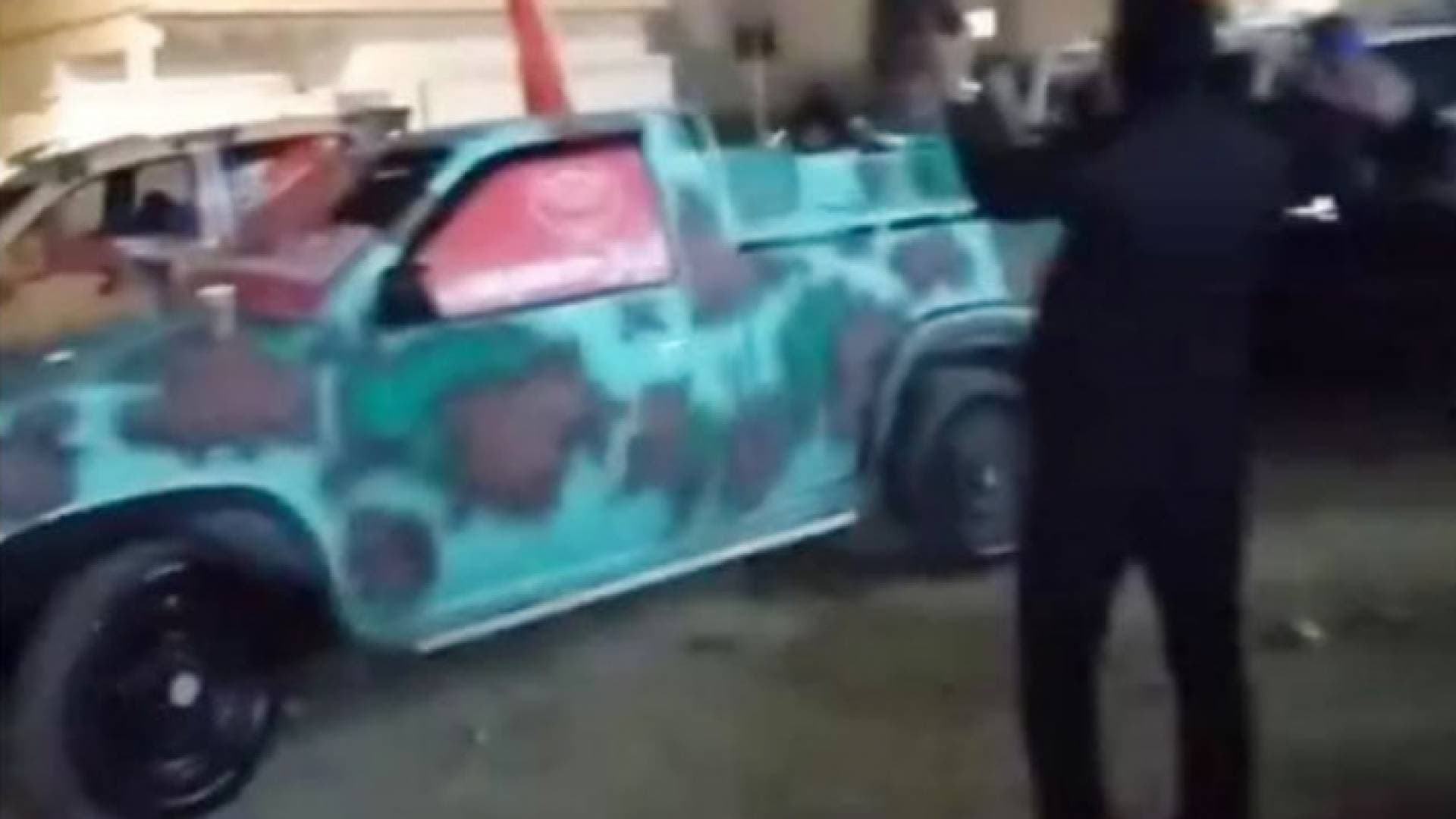 القبض على شخص يقوم بتمويه وتعديل المركبات واخفاء معالمها