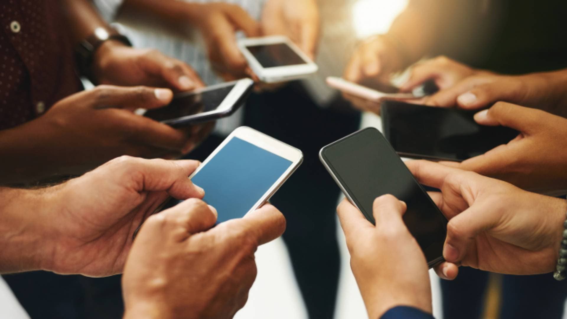 علماء يجيبون عن أثر تصفح الهاتف الذكي على الصحة العقلية