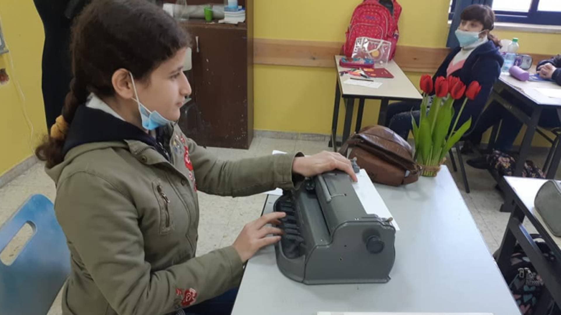 طفلة فلسطينية كفيفة في طريقها لحفظ القرآن الكريم كاملا