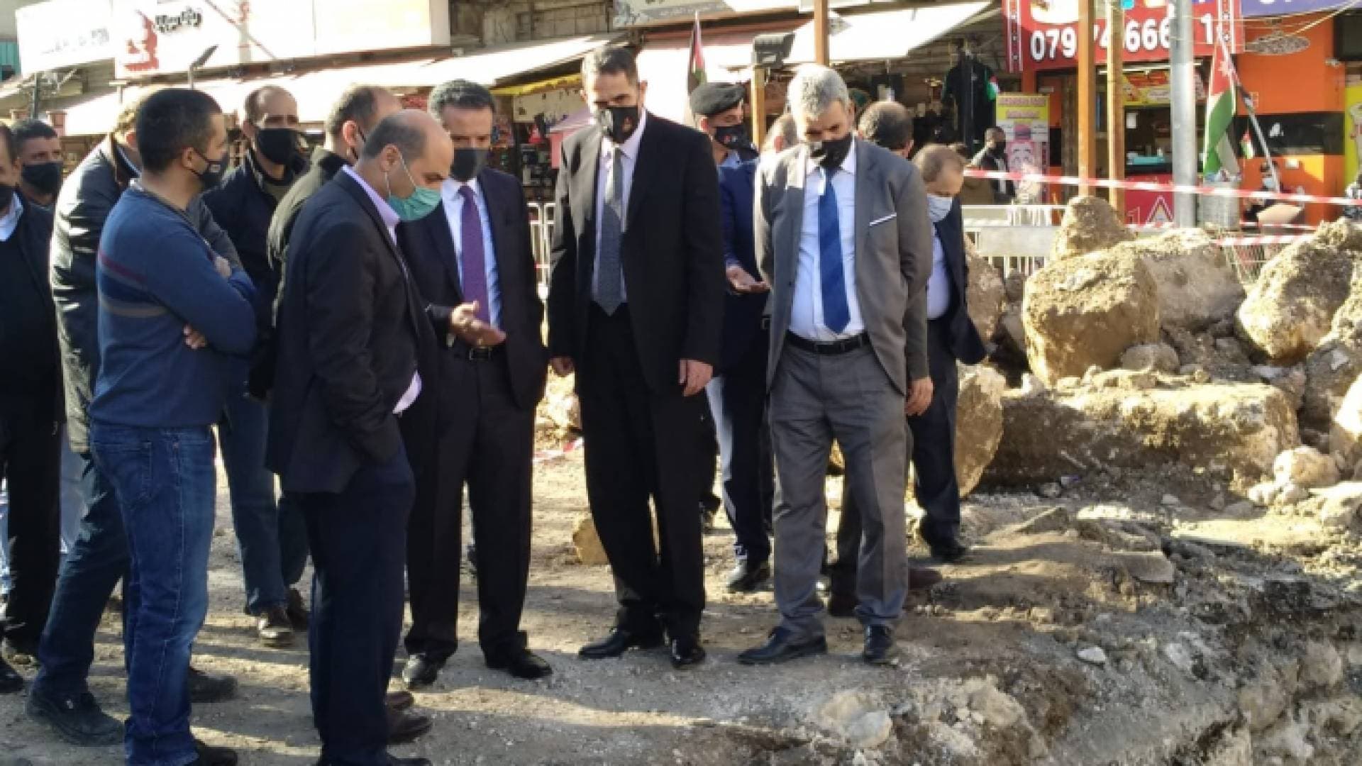 وزير السياحة يتفقد البقايا الأثرية التي اكتشفت في حفريات وسط البلد