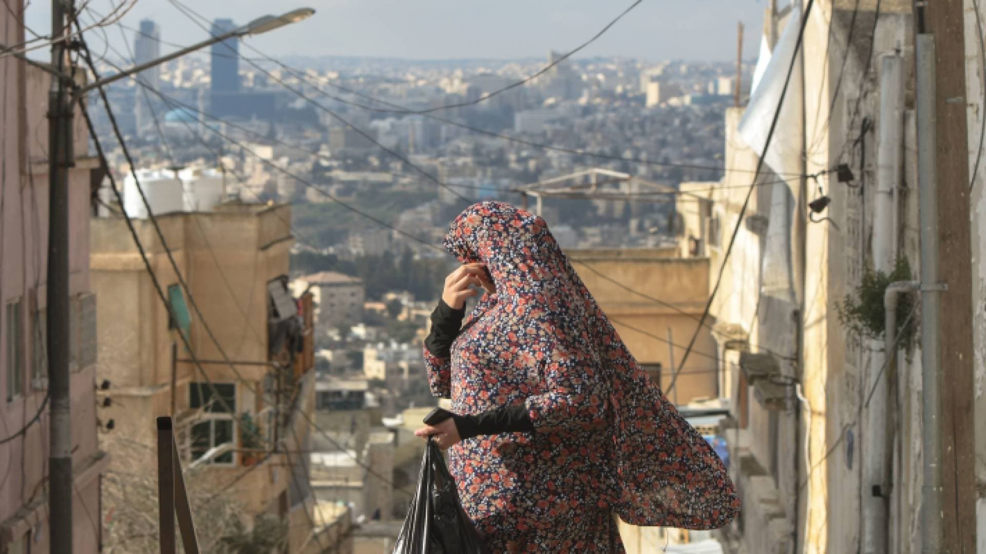 أردنيات فقدن "المعيل" لا يملكن ثمن كغم واحد من زيت الزيتون