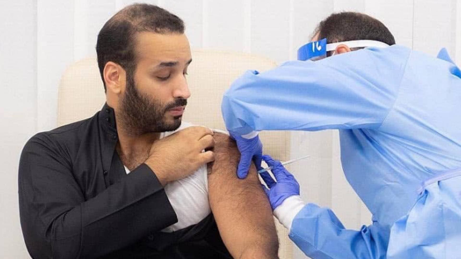 بالفيديو.. ولي العهد السعودي محمد بن سلمان يتلقى لقاح كورونا